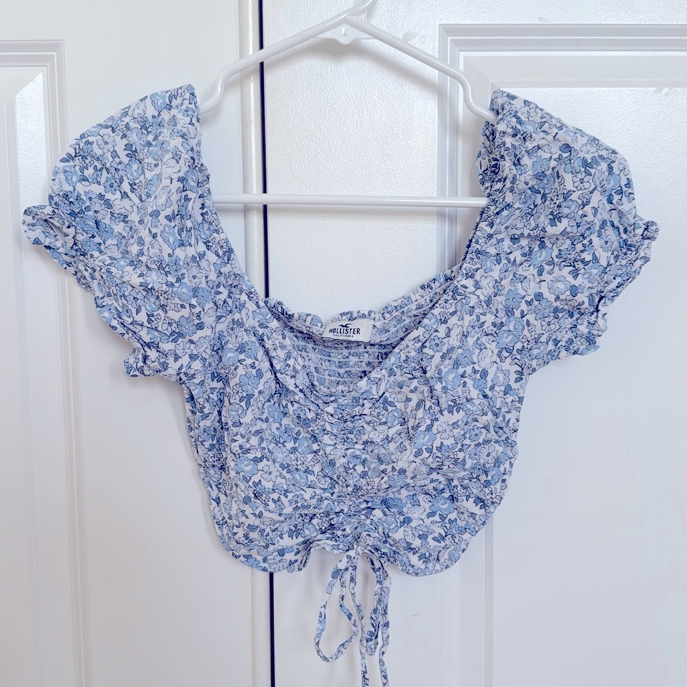 Hollister Blue and White Floral Crop Top - Size: Small